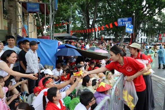 Thủ tướng yêu cầu phục vụ miễn phí bánh mỳ, nước uống cho nhân dân xem diễu binh