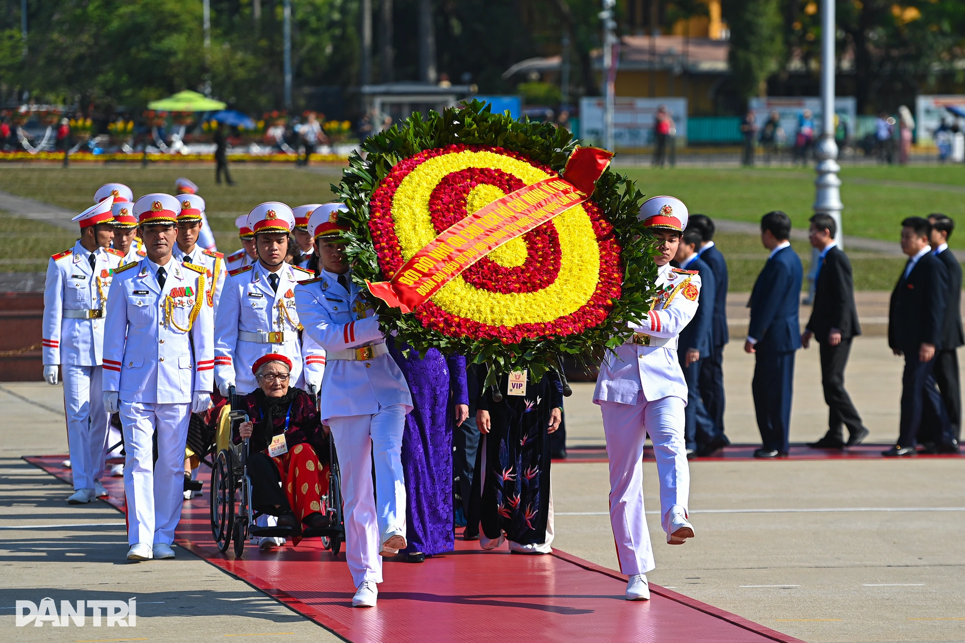 Hơn 2.000 đại biểu Thi đua yêu nước toàn quốc lần thứ XI vào Lăng viếng Bác