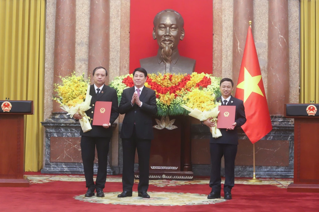 Chủ tịch nước trao quyết định bổ nhiệm 2 Phó Chánh án TAND Tối cao