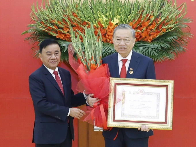 Tổng Bí thư Tô Lâm nhận huy hiệu 45 năm tuổi Đảng