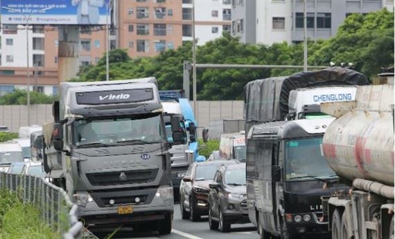 Cấm xe tải đi vào làn tốc độ cao nhất trên cao tốc: Đơn vị quản lý đường nói gì?
