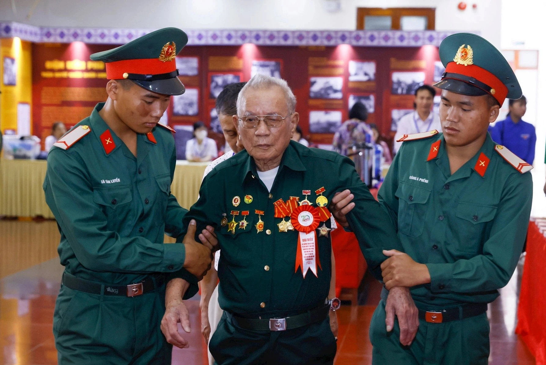 Thủ tướng: Không bao giờ quên những người làm nên Chiến thắng Điện Biên Phủ