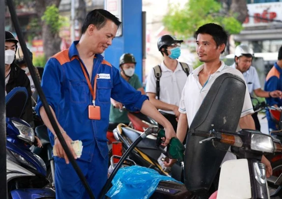 Giá dầu diesel giảm từ 15h chiều nay