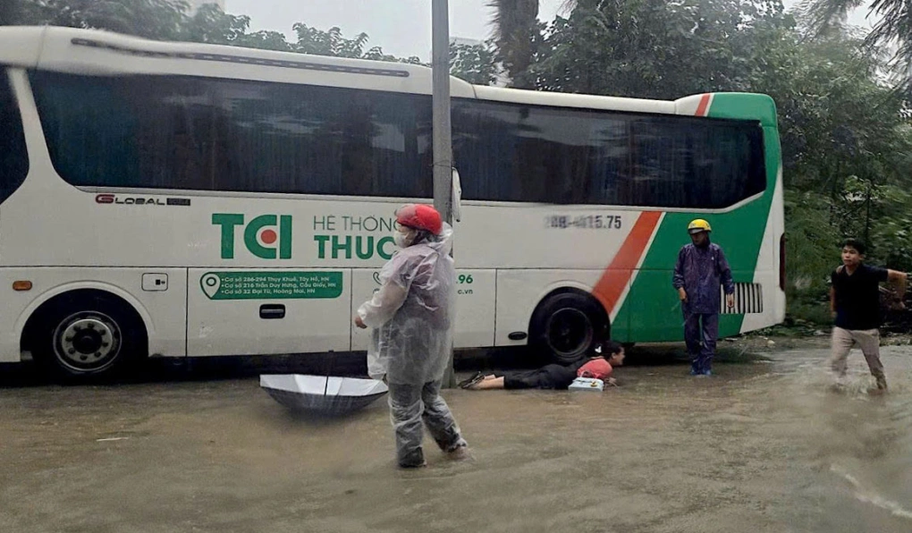 Nhiều người có biểu hiện giật điện khi qua nút giao ngập nước