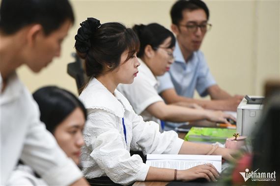 Lương phải đủ sống để công chức không còn chân trong, chân ngoài sau sáp nhập