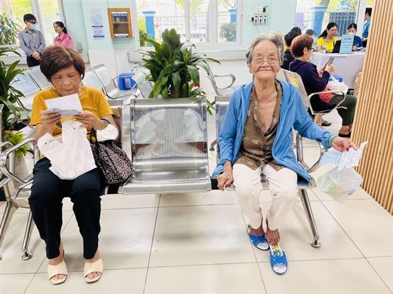Chuyển đăng ký BHYT từ bệnh viện nhỏ sang bệnh viện lớn, người bệnh được gì và mất gì?