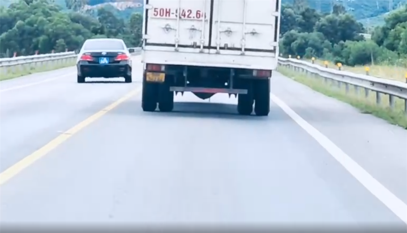 Xử lý tài xế “biển xanh” vượt ẩu trên đường cao tốc
