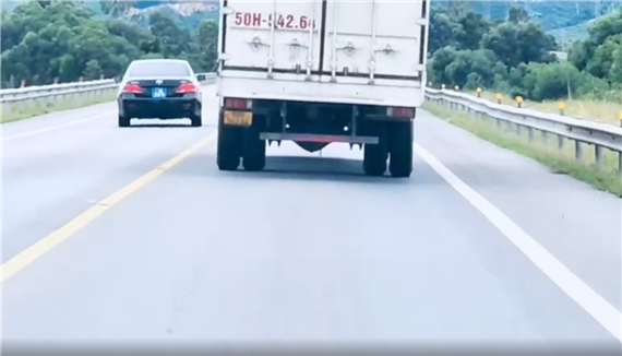 Xử lý tài xế “biển xanh” vượt ẩu trên đường cao tốc