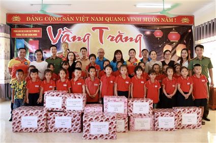 Vầng trăng yêu thương - Mang Tết Trung thu đến với trẻ em nghèo Móng cái.