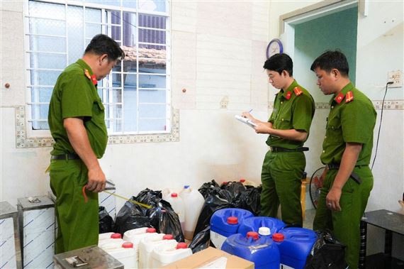 Vợ chồng giám đốc một công ty ở Cần Thơ sản xuất nước hoa giả Dior, Chanel