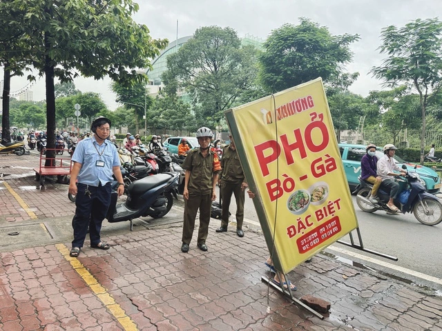 Vỉa hè kẻ 2 vạch vàng ở TP.HCM: Đỗ xe máy có bị phạt không?