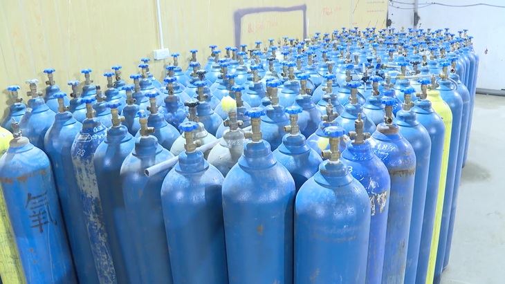 Thủ đoạn tinh vi của nhóm sản xuất, mua bán hàng chục tấn ‘khí cười’ vừa bị công an triệt phá