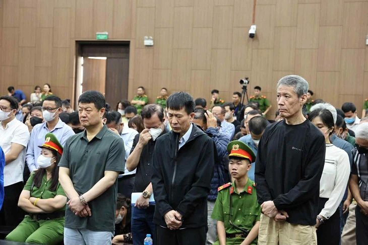 Ca sĩ, doanh nhân, cựu quan chức đem cả triệu USD vào sòng bạc King Club và đều thua