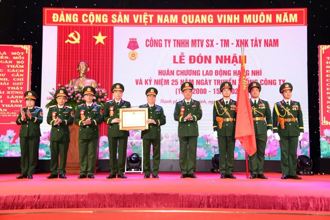 Công ty Tây Nam vinh dự đón nhận Huân chương Lao động hạng Nhì nhân dịp kỷ niệm 25 năm ngày truyền thống