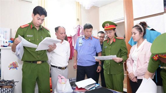 Khởi tố Hiệu trưởng và kế toán vụ thu lại tiền thêm giờ của giáo viên ở Lào Cai