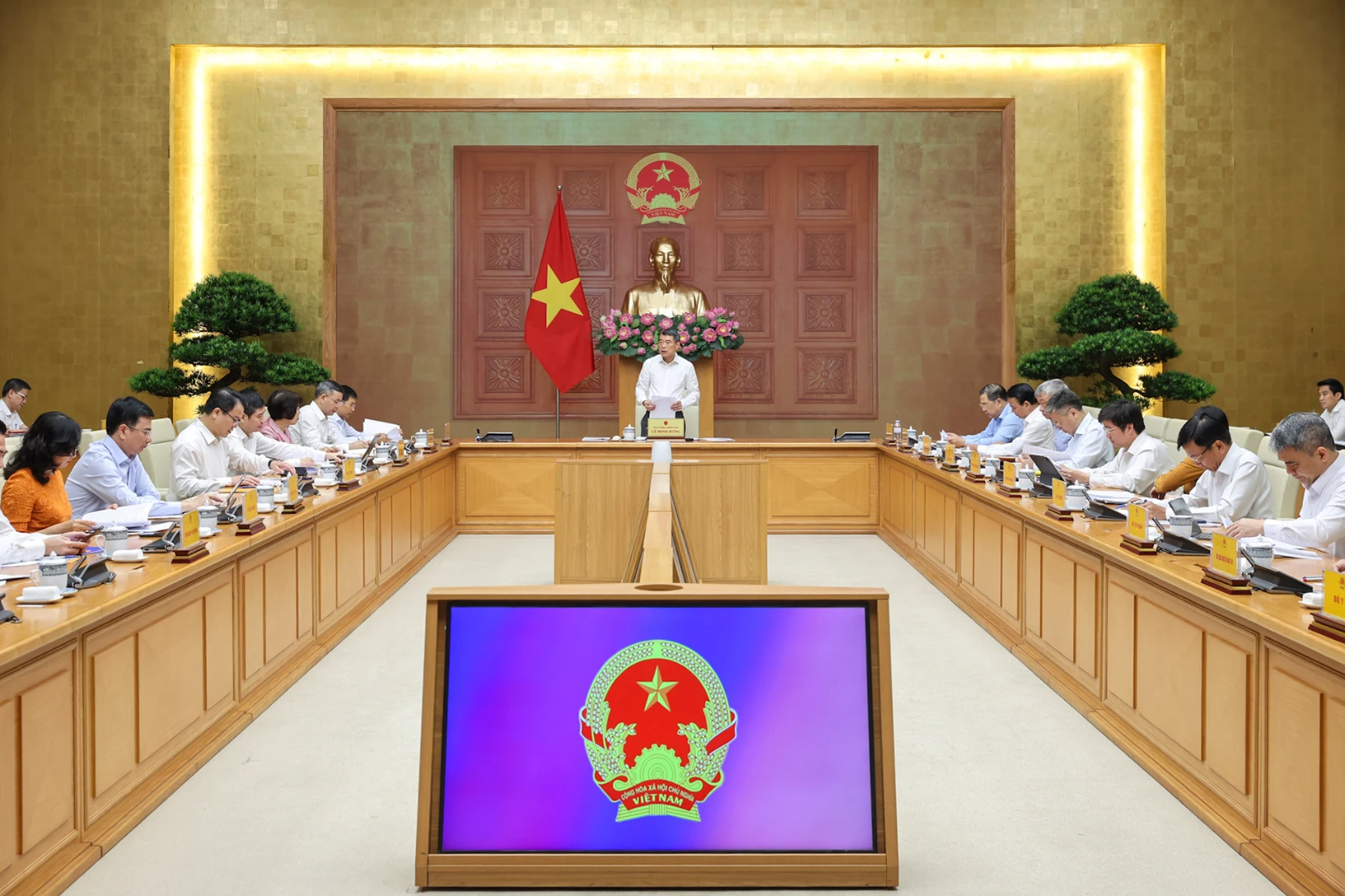 Thủ tướng: Triển khai nâng ngưỡng doanh thu không phải nộp thuế lên 1 tỷ đồng