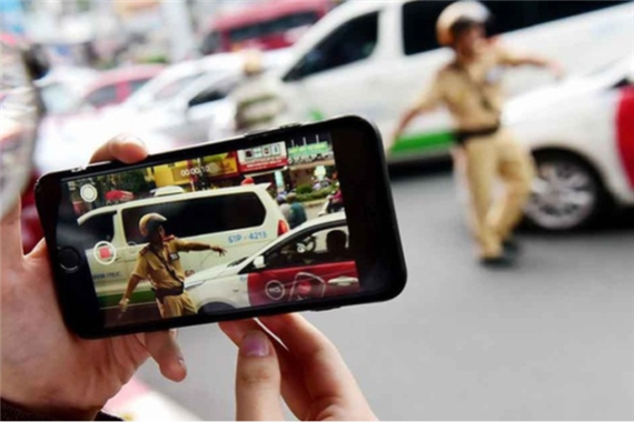 Tin đề xuất phạt 5 triệu đồng người tự ý quay CSGT làm việc là bịa đặt