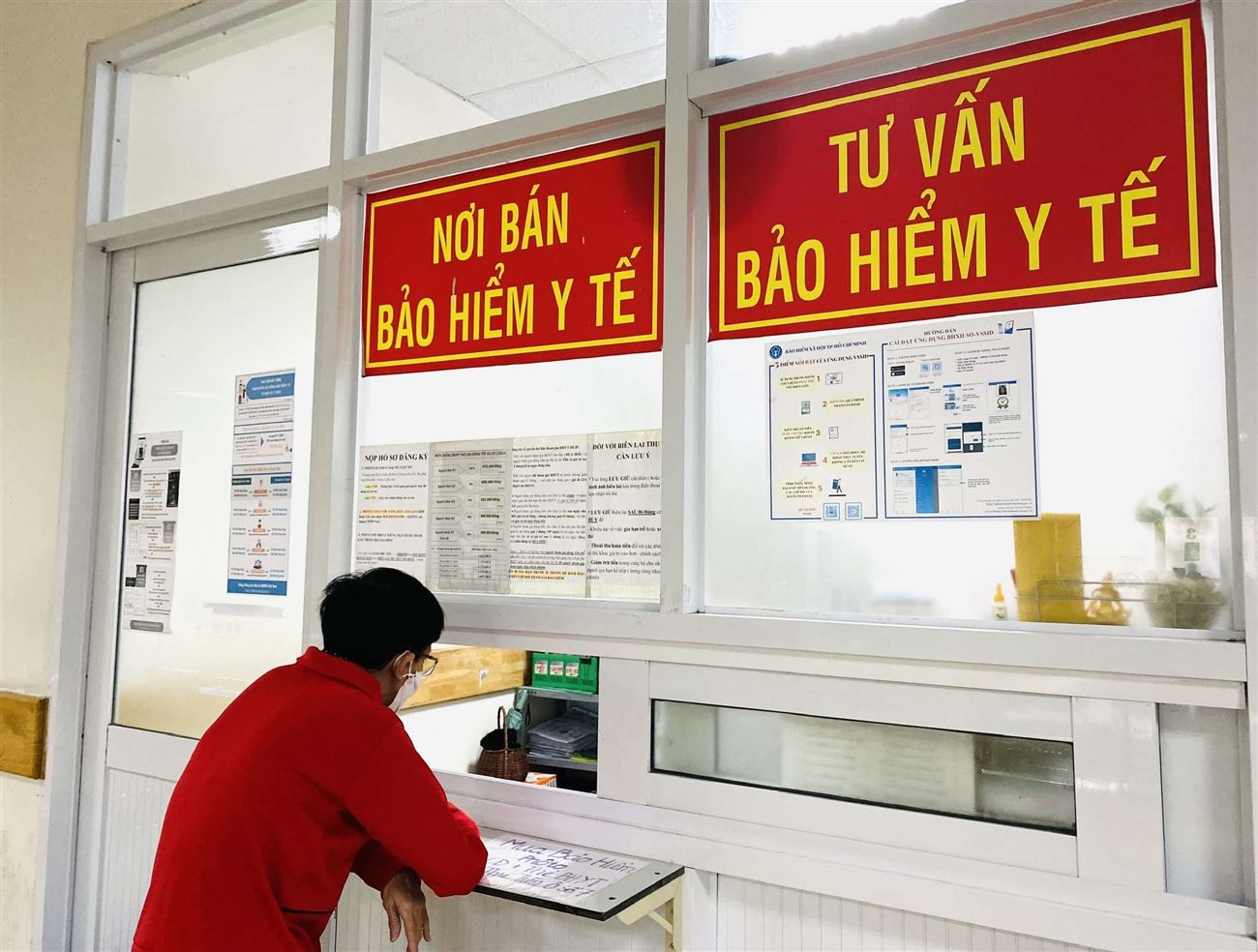 Khi nào được đổi nơi đăng ký khám chữa bệnh bảo hiểm y tế ban đầu, nộp hồ sơ ở đâu?