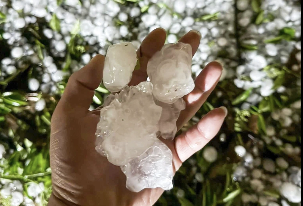 Đêm nay nhiều nơi ở miền Bắc có thể hứng chịu mưa đá, dông lốc