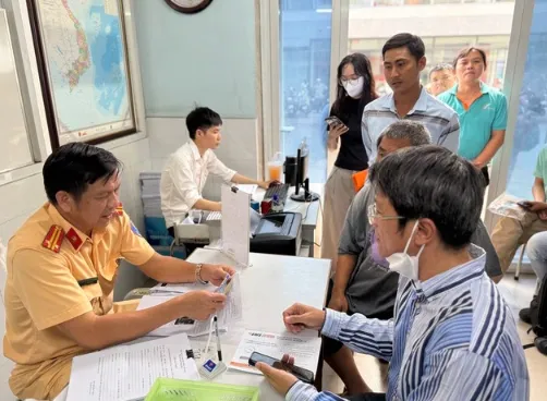 Phạt nguội bắt buộc đến tận nơi để xác minh: Người dân khổ sở, CSGT nói gì?