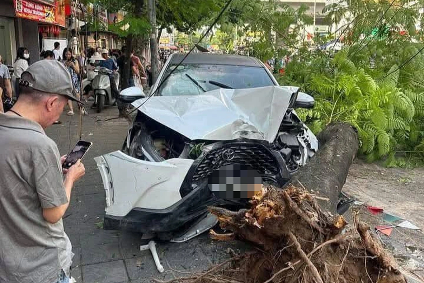 Nữ tài xế ô tô tông liên hoàn 10 xe máy trên phố Hà Nội