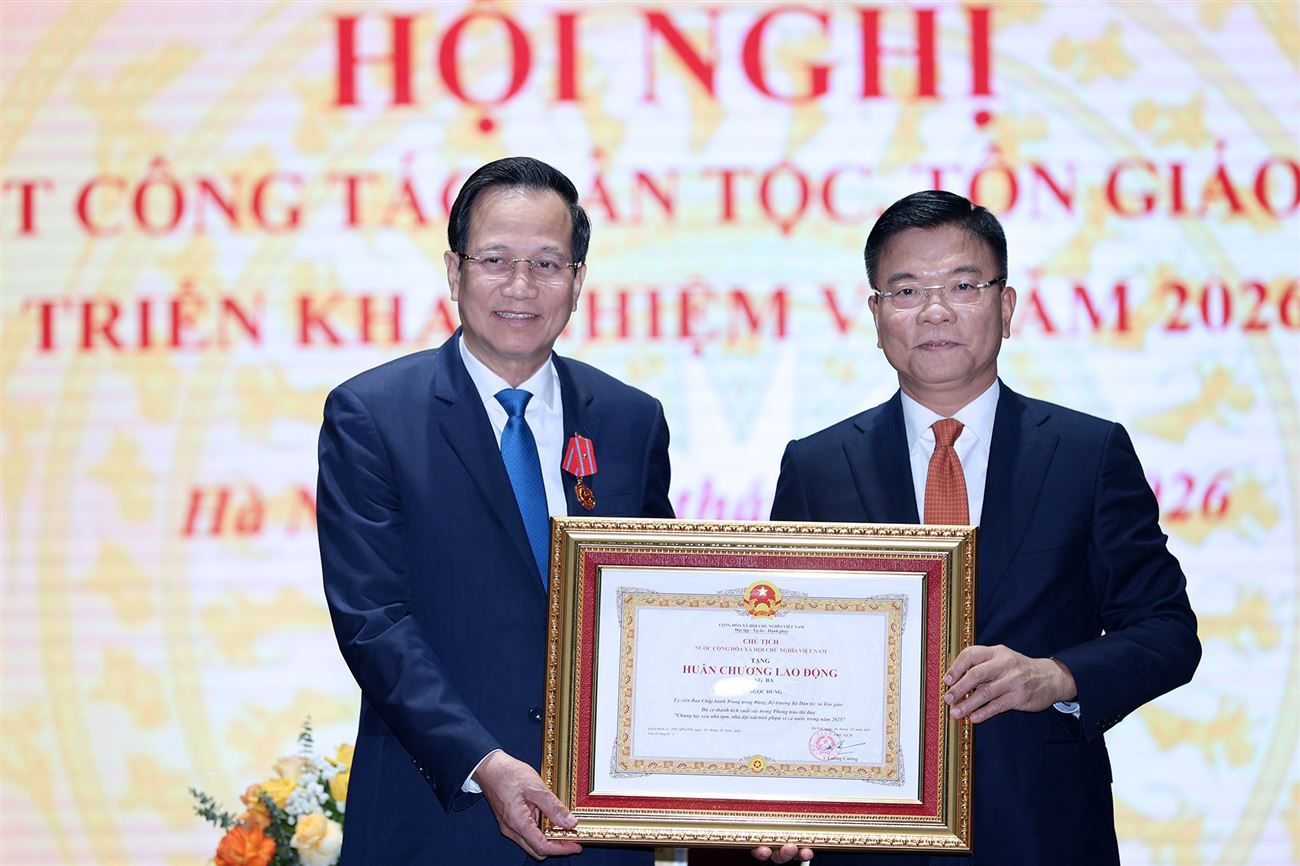 Bộ trưởng Đào Ngọc Dung nhận Huân chương Lao động hạng Ba