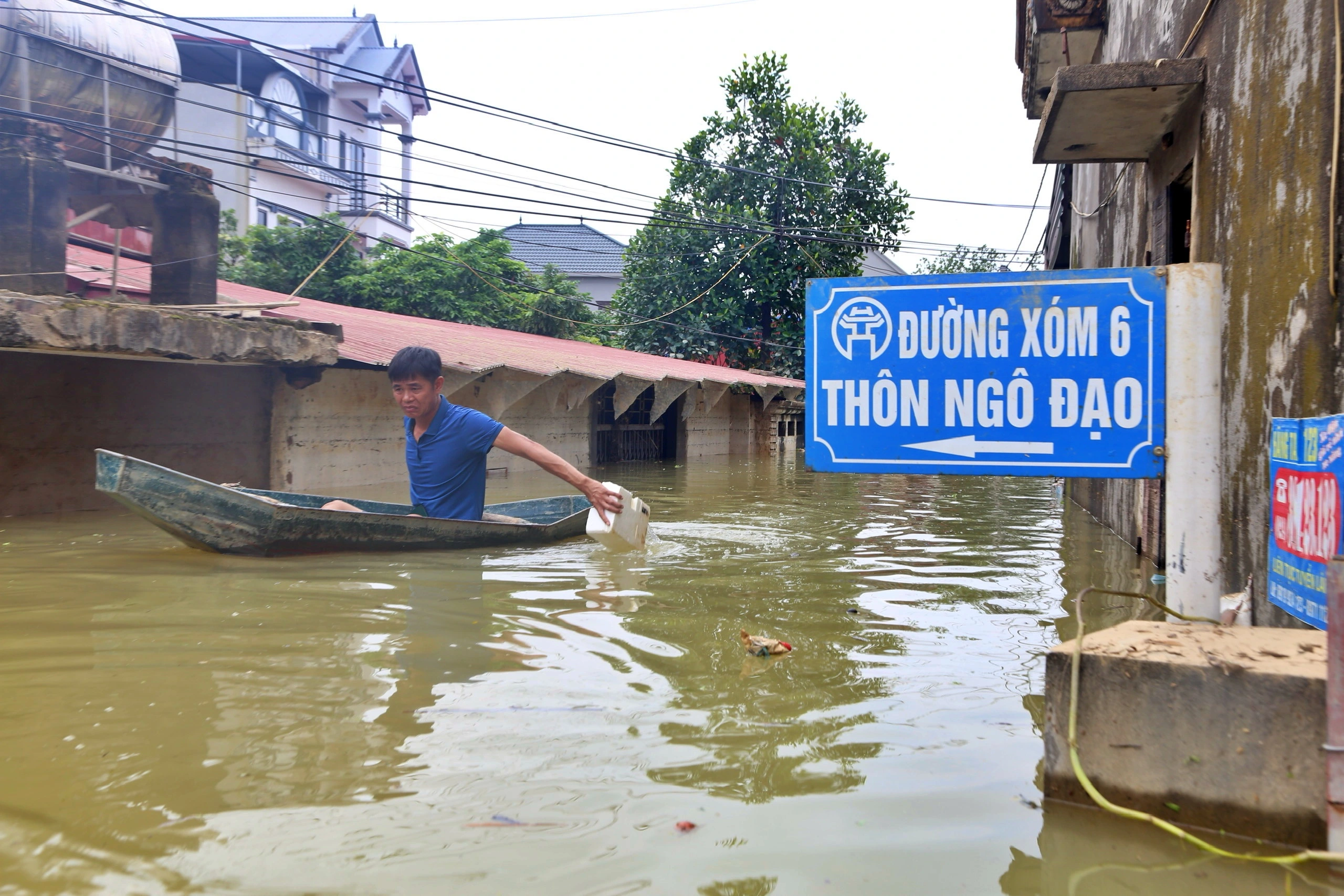 Nước sông Cầu đã rút, rốn lũ Hà Nội vẫn ngập sâu