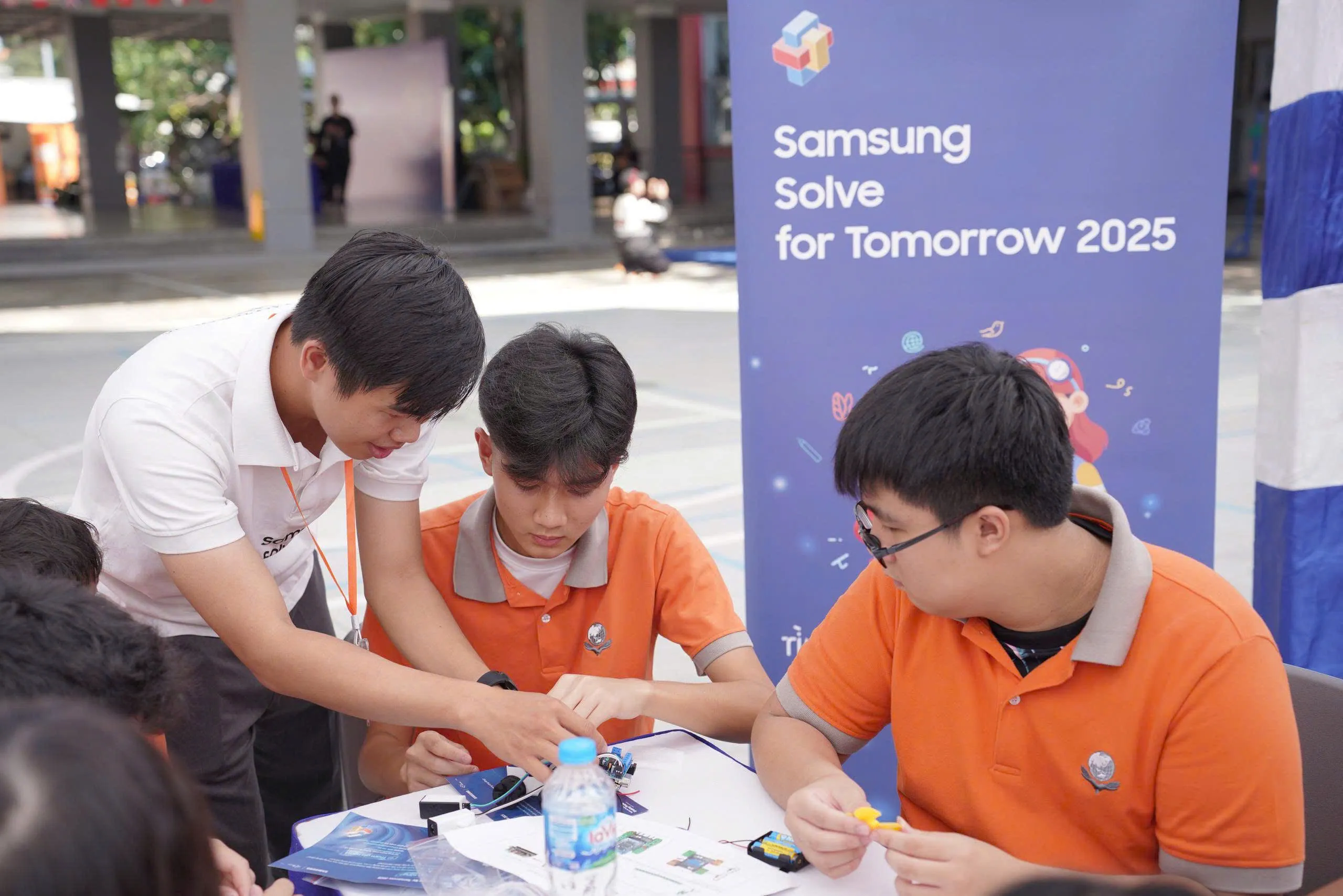 Hoàn thành chuỗi Roadshow khởi động cuộc thi Samsung Solve for Tomorrow 2025 ở cả 3 miền