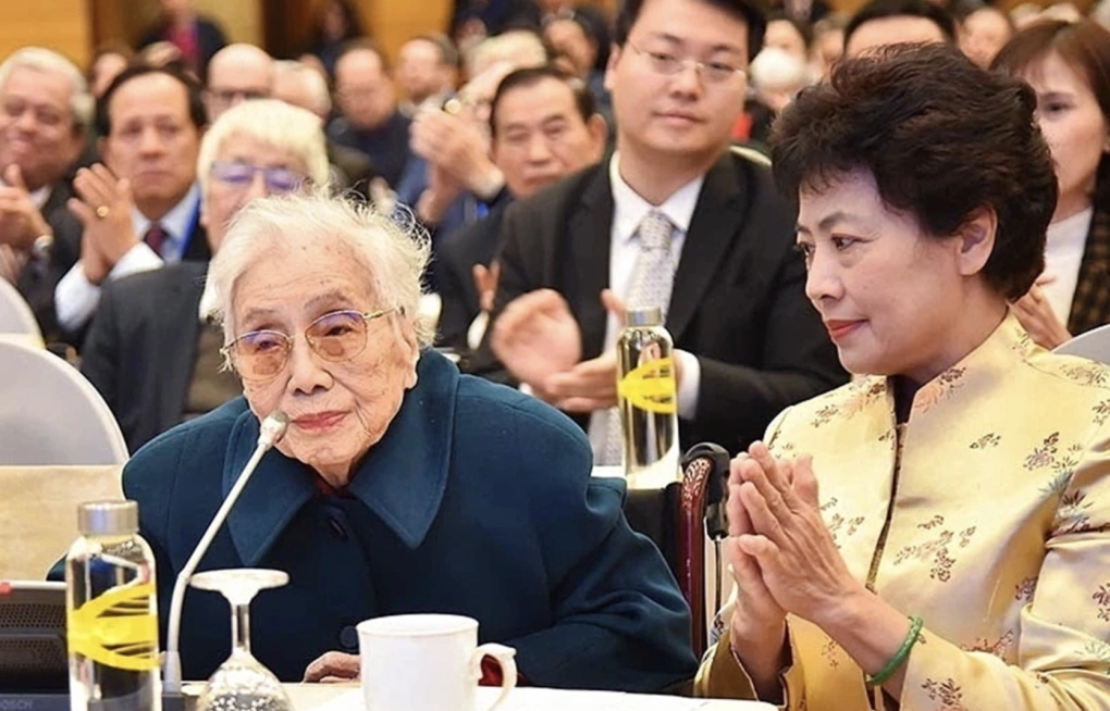 Bà Nguyễn Thị Bình là đại biểu cao tuổi nhất dự Đại hội Thi đua yêu nước