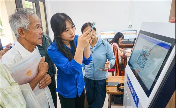 Người dân khảo sát cán bộ, gửi đánh giá đến lãnh đạo ngay lập tức