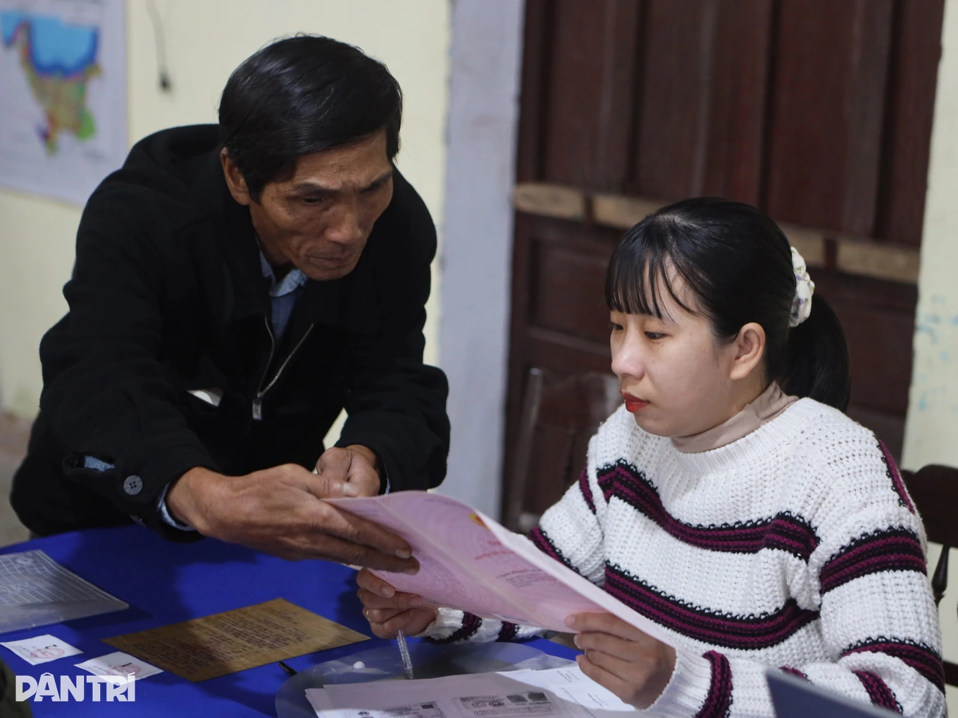 Cán bộ xã không nghỉ cuối tuần, xuống địa bàn giúp dân làm giấy tờ đất đai