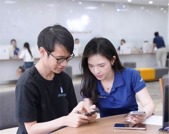 Một ngân hàng thông báo thu phí tài khoản đóng băng 12 tháng liên tục