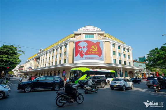 Phố phường Hà Nội rực rỡ cờ hoa chào mừng Đại hội 14 của Đảng