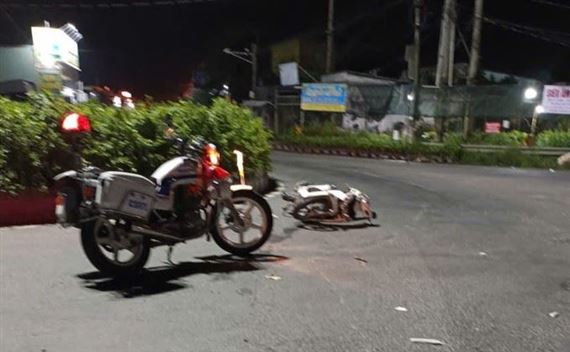 CSGT bắt nóng gã trộm, bất ngờ xuất hiện người lạ đến giải vây cho nghi phạm