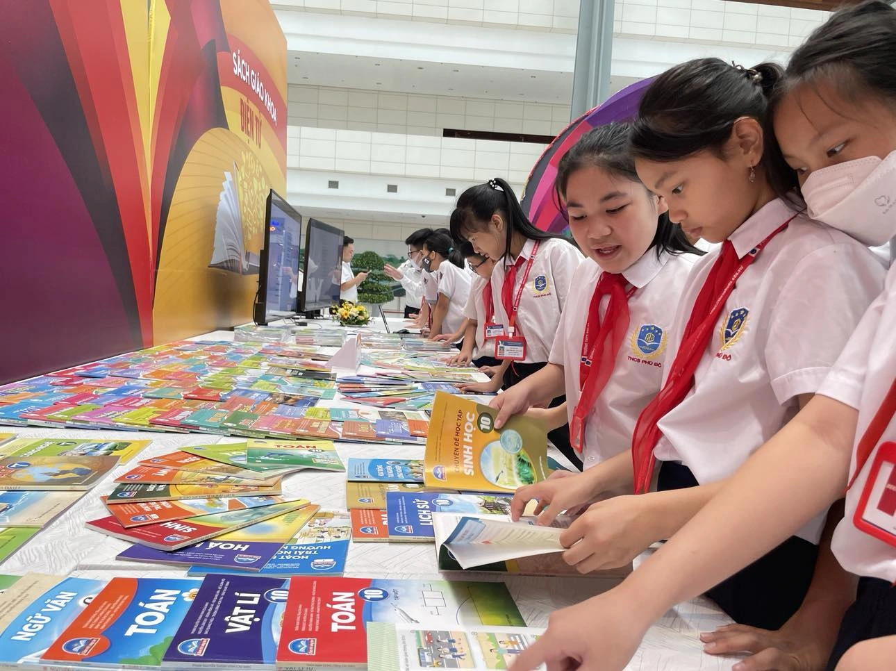 Cung cấp một bộ sách giáo khoa toàn quốc từ năm học 2026-2027, miễn phí từ năm 2030