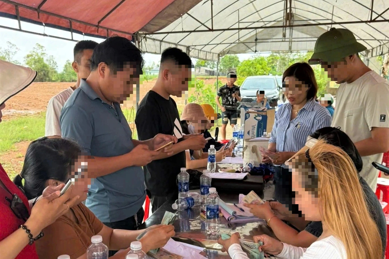 Đặt cọc vài tiếng lãi hàng trăm triệu đồng và những chiêu trò của cò đất