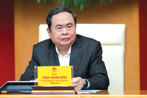 Chủ tịch Quốc hội Trần Thanh Mẫn ký các nghị quyết về công tác cán bộ