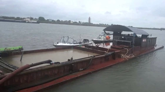 Bắt quả tang tàu khai thác cát trái phép trên sông Đào ở Ninh Bình lúc rạng sáng