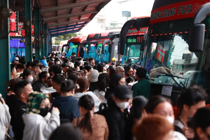 Vận tải đồng loạt tăng cước vì giá xăng dầu leo thang