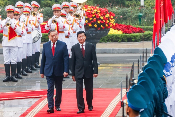 Việt Nam bắn 21 loạt đại bác chào mừng Tổng Bí thư, Chủ tịch nước Lào