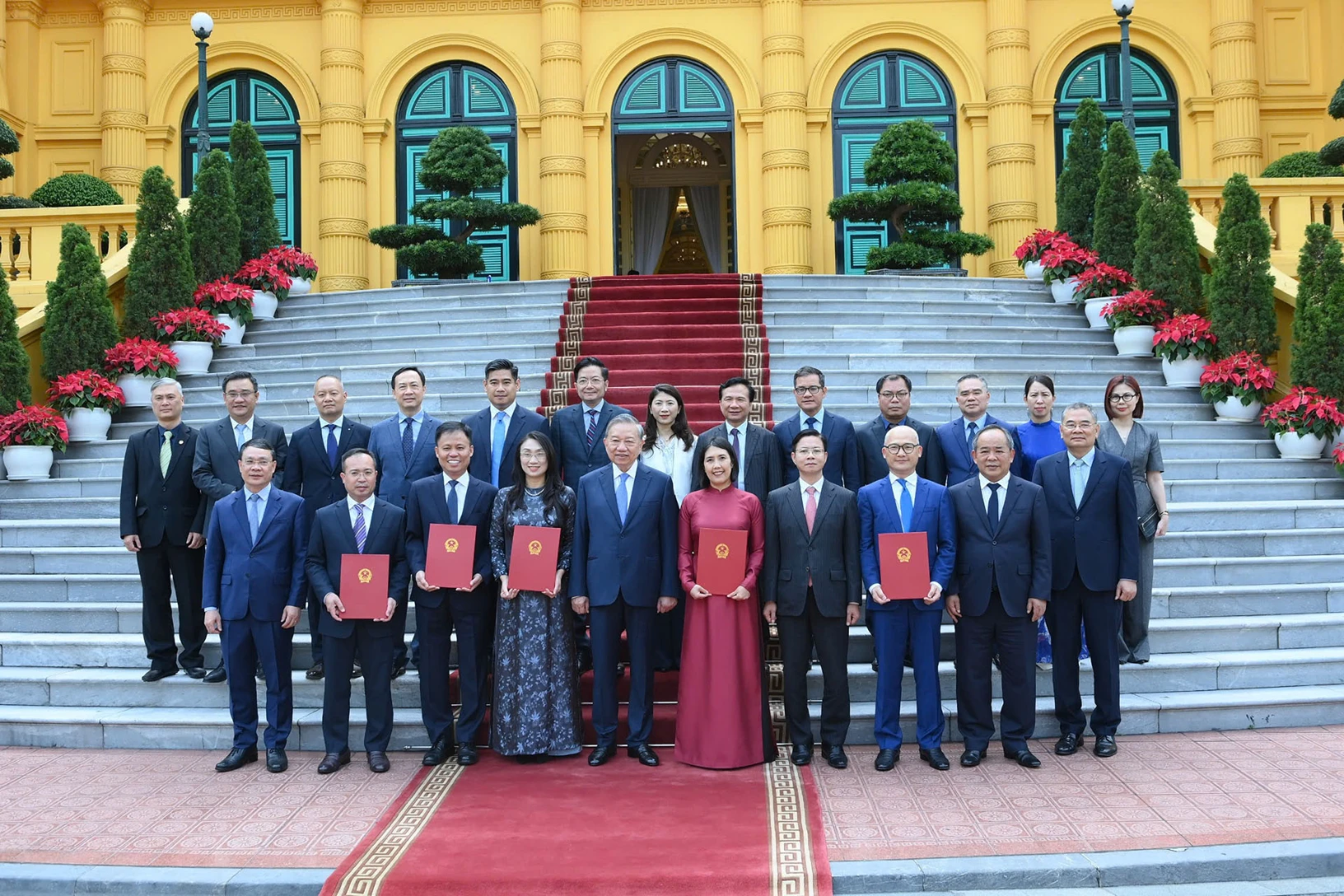 Tổng Bí thư, Chủ tịch nước Tô Lâm trao quyết định bổ nhiệm cho 5 Đại sứ