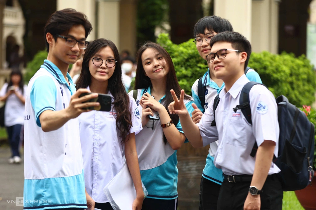 Trường học ở TP HCM sẽ siết điện thoại vào giờ ra chơi