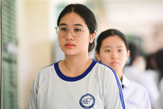 Cô giáo 25 năm dạy chuyên toát mồ hôi khi giải đề thi tốt nghiệp môn Tiếng Anh