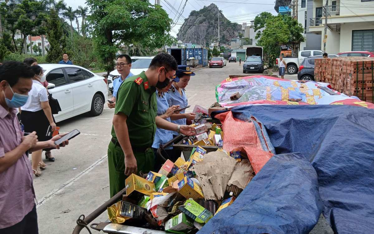 Hàng nghìn hộp thực phẩm chức năng bị đổ trộm ra bãi rác ở Hạ Long