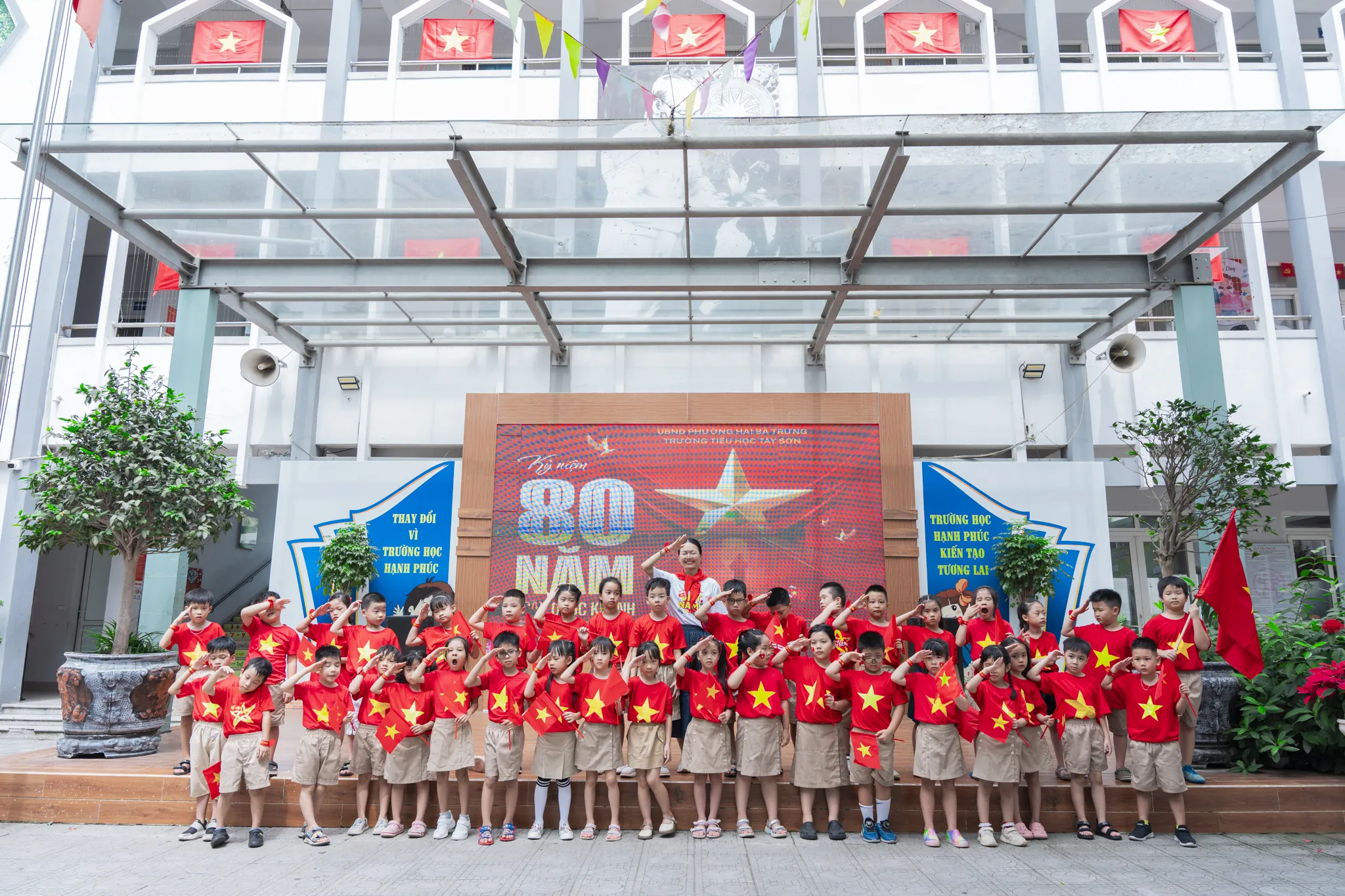Từ lớp học nhỏ vang tình yêu lớn: Học sinh trường Tiểu học Tây Sơn - Hà Nội rạng rỡ trong màu áo Tổ quốc