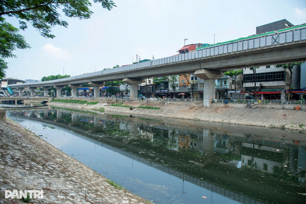 Vì sao nước sông Tô Lịch vừa xanh lại chuyển đen?