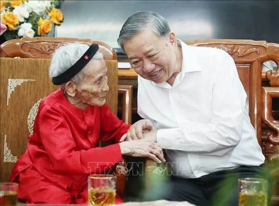 Tổng Bí thư và chuyện chống cô đơn cho người cao tuổi, sáng đón đi, chiều đưa về