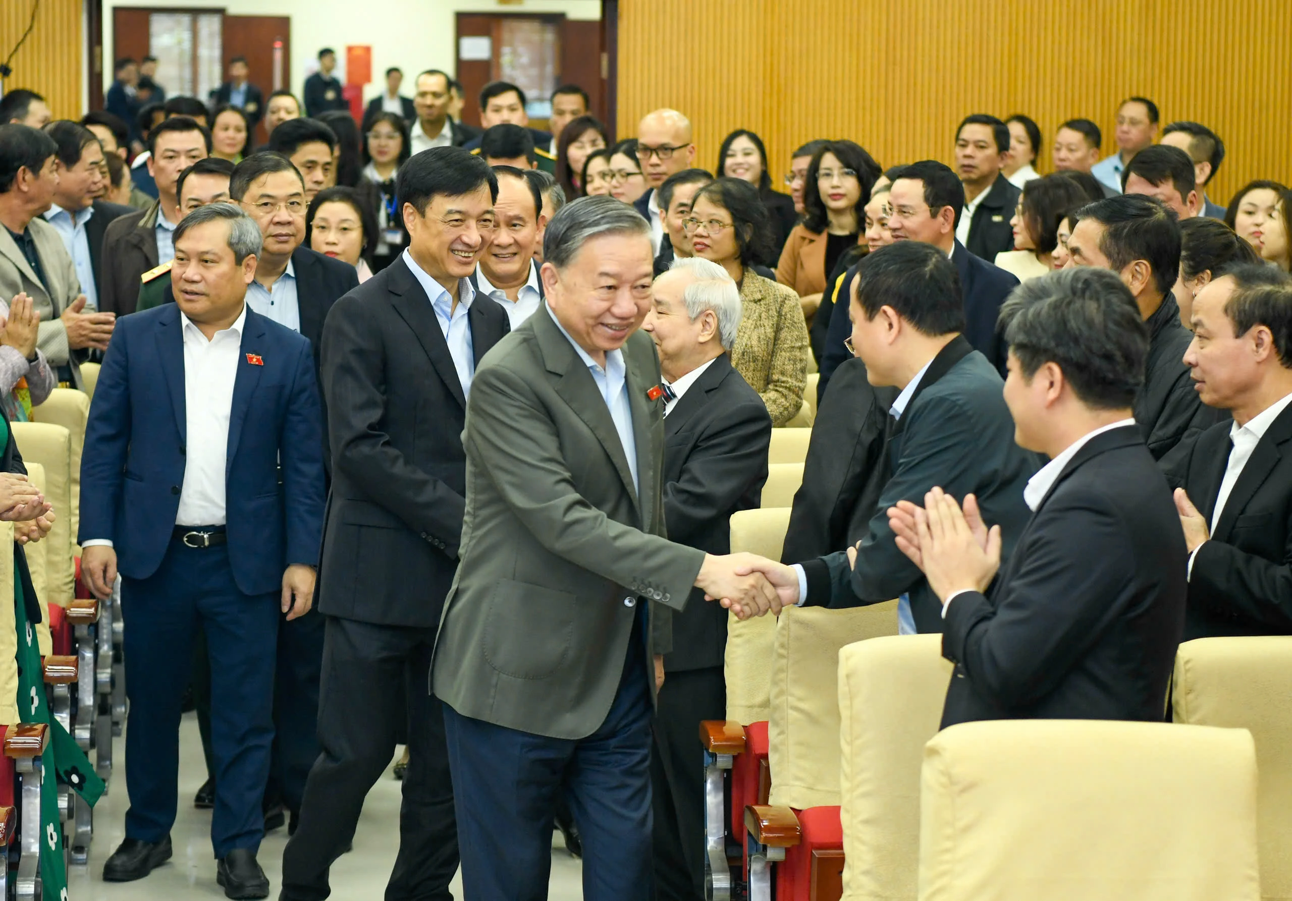 Miễn học phí có 1-2 triệu nhưng nhà trường lại liên kết rồi thu thêm vài triệu