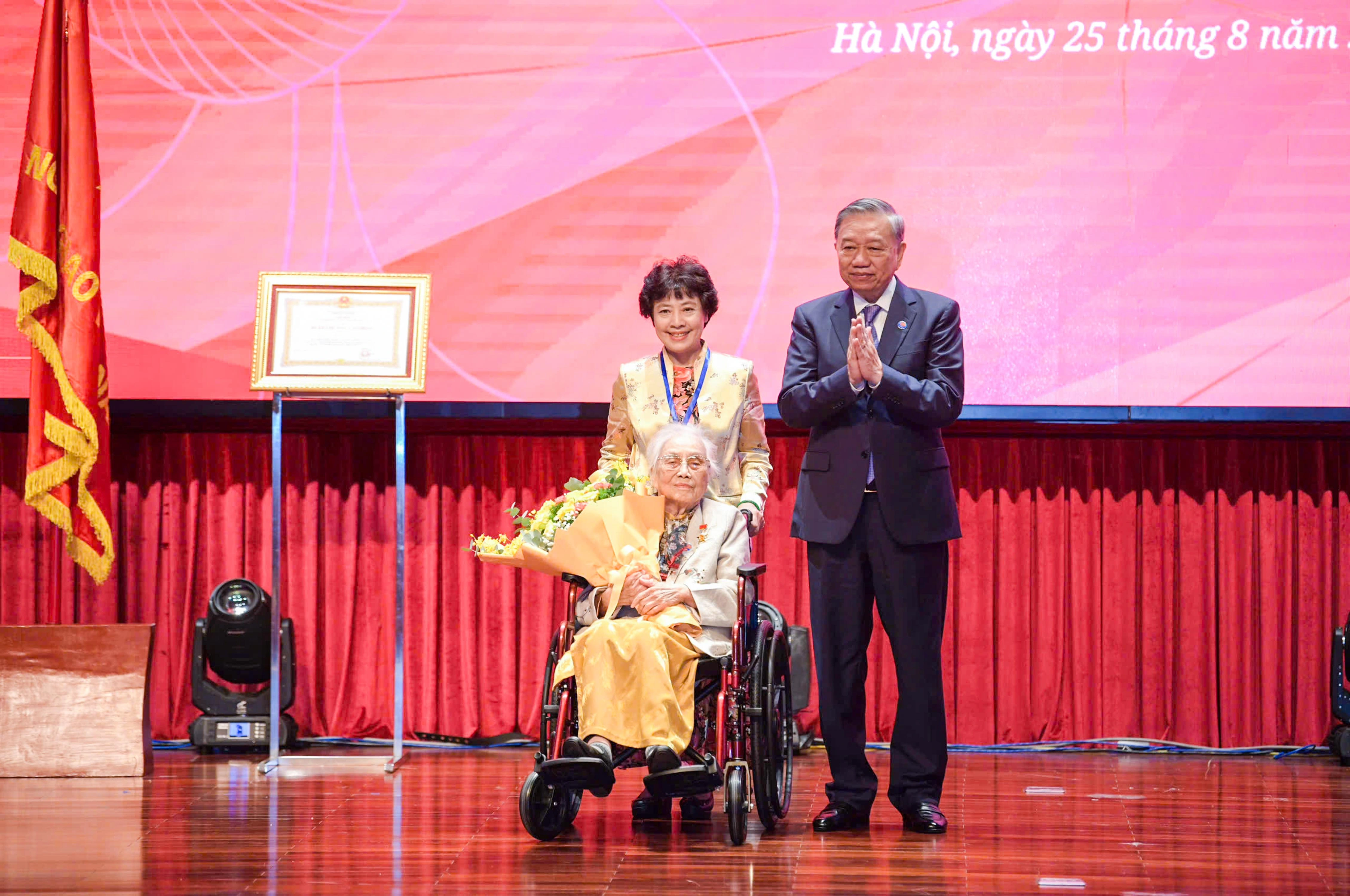 Tổng Bí thư trao danh hiệu Anh hùng Lao động tặng bà Nguyễn Thị Bình