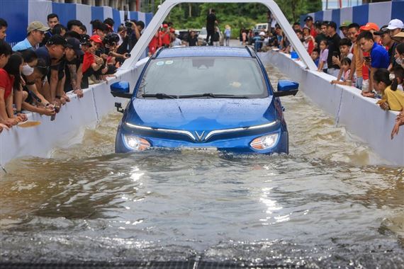Xe điện có an toàn khi đi qua vùng ngập nước sâu?